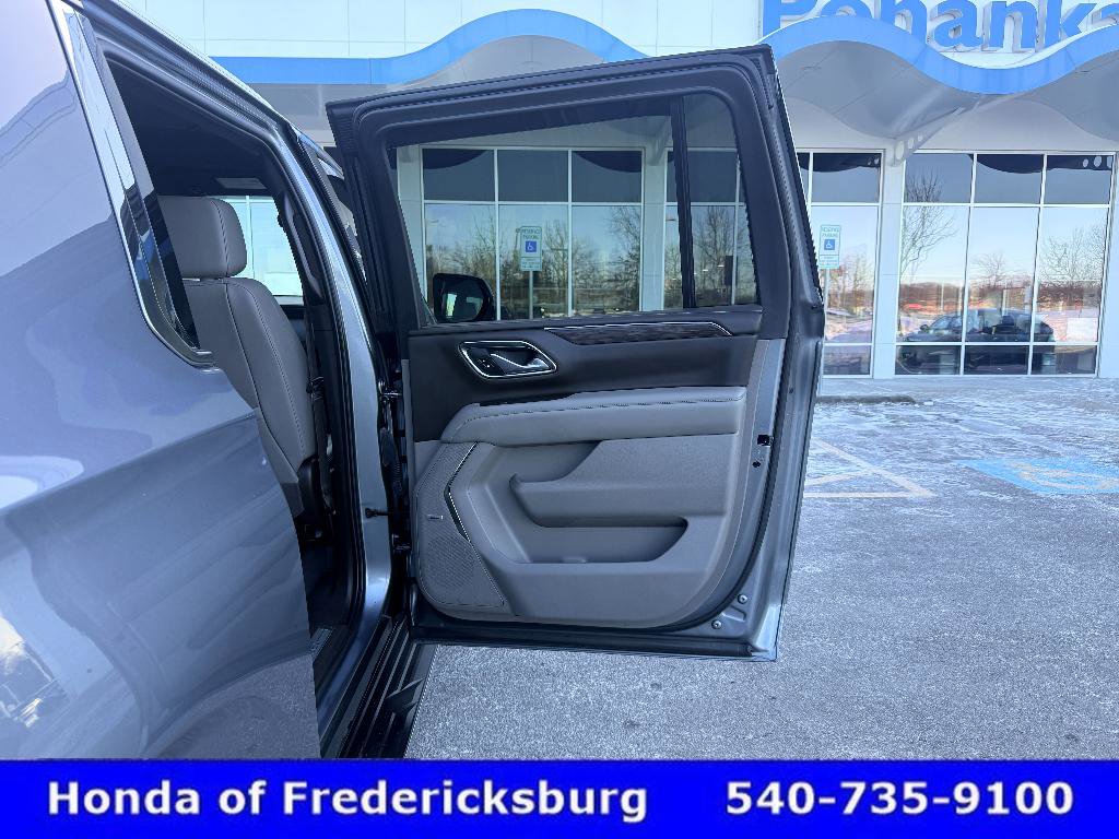 Used 2022 Chevrolet Suburban LT w/ Luxury Package image 21