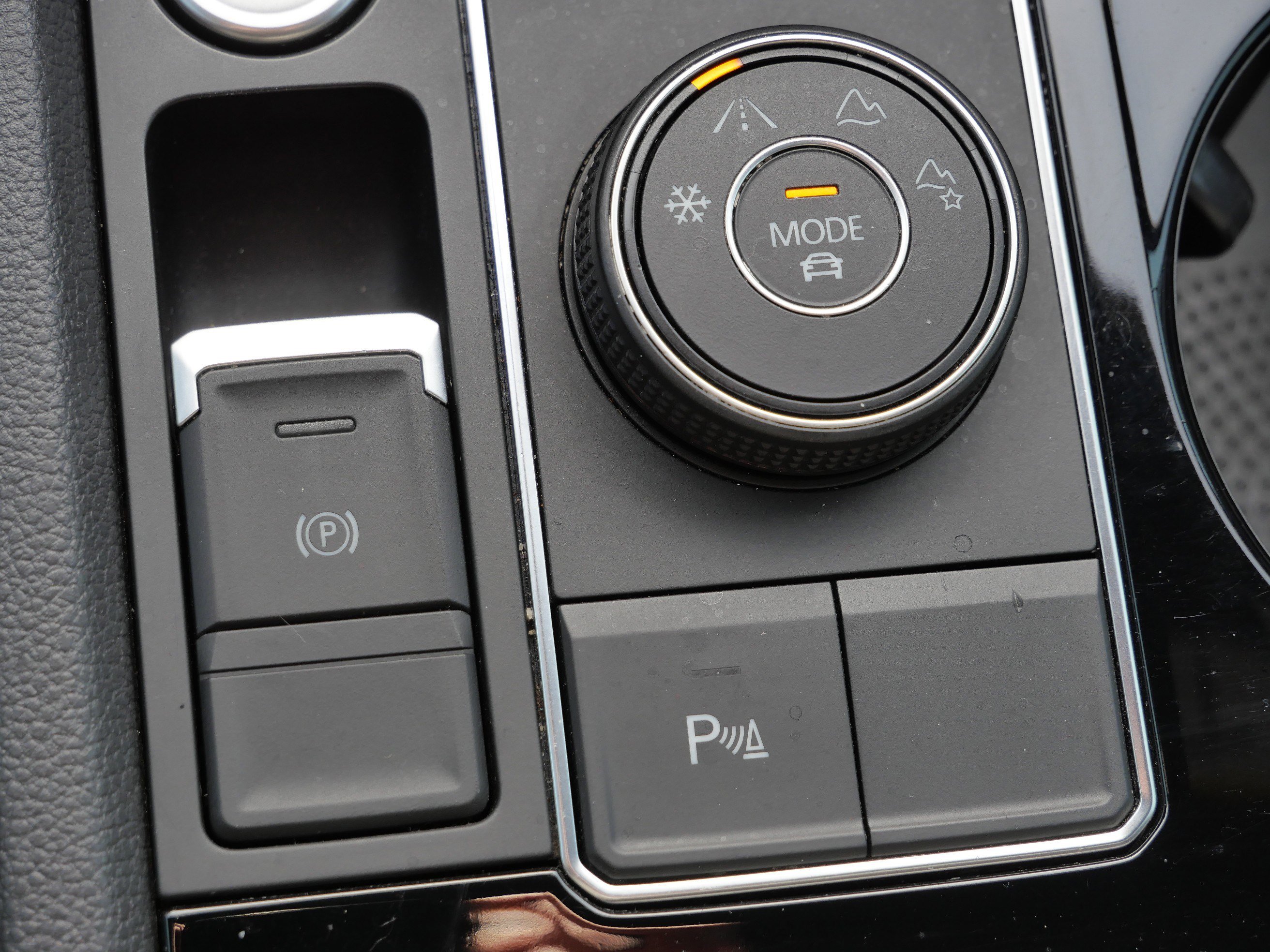 Certified 2021 Volkswagen Atlas Cross Sport SEL R-Line w/ Cross Sport MDO Package AWD/4WD image 28