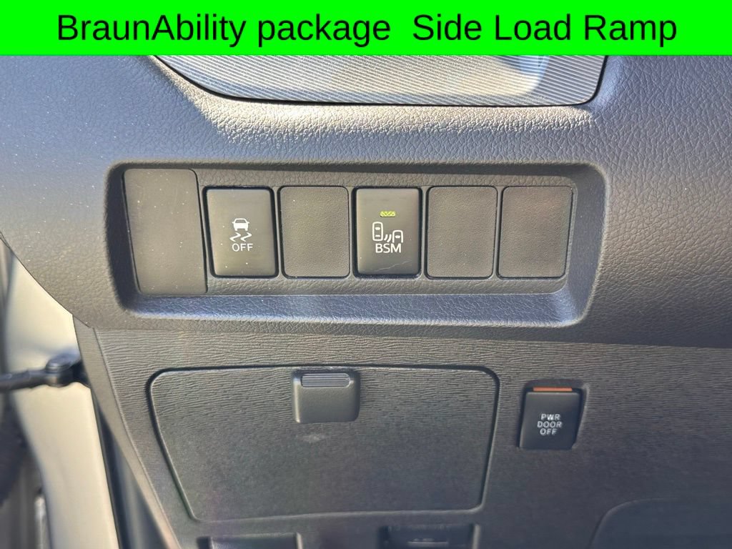 Used 2015 Toyota Sienna SE w/ SE Preferred Package FWD image 43