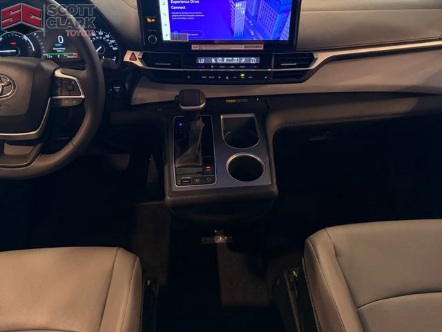 Used 2025 Toyota Sienna XLE image 24