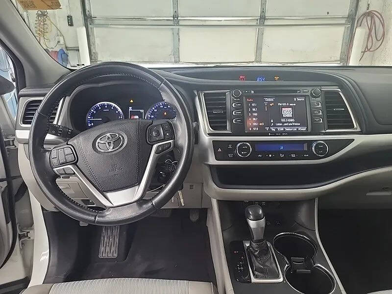 Used 2018 Toyota Highlander Plus w/ Carpet Mat Package (TMS) AWD/4WD image 9