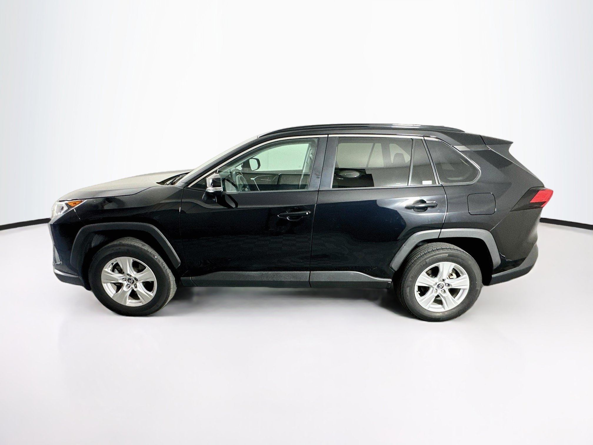 Used 2020 Toyota RAV4 XLE FWD image 4