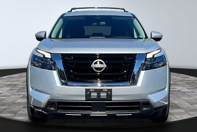 Used 2025 Nissan Pathfinder SV AWD/4WD image 2
