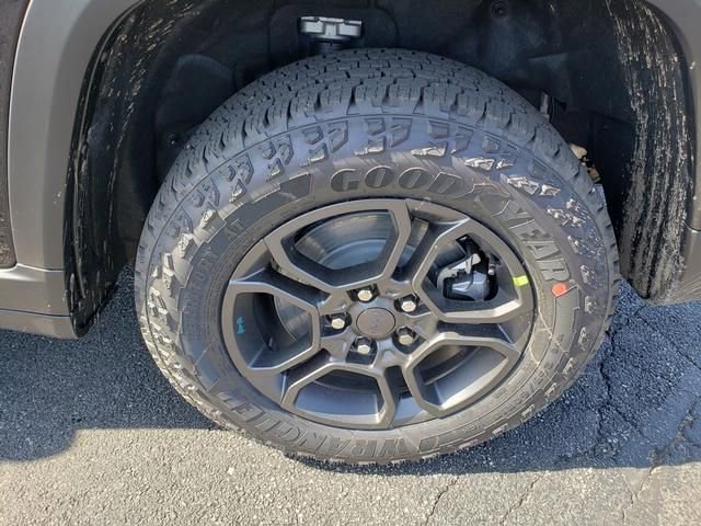 New 2024 Jeep Grand Cherokee Trailhawk w/ Advanced Protech Group II AWD/4WD image 12