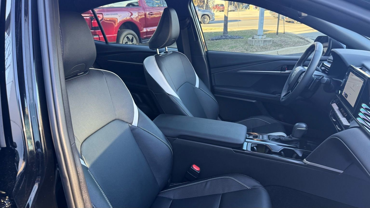 Used 2025 Toyota Camry SE image 17