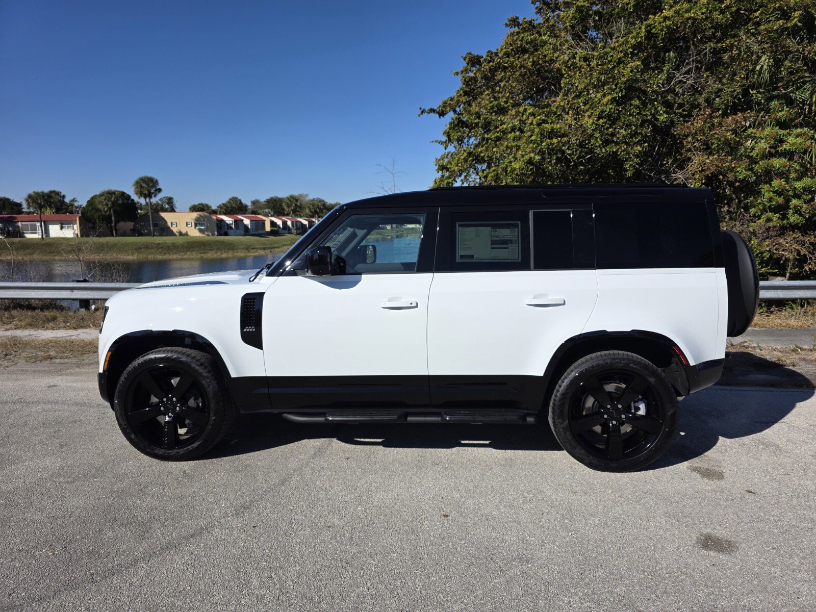 New 2026 Land Rover Defender 110 X-Dynamic SE image 7