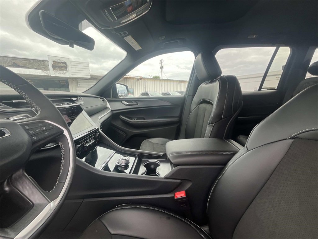 New 2025 Jeep Grand Cherokee Altitude image 10