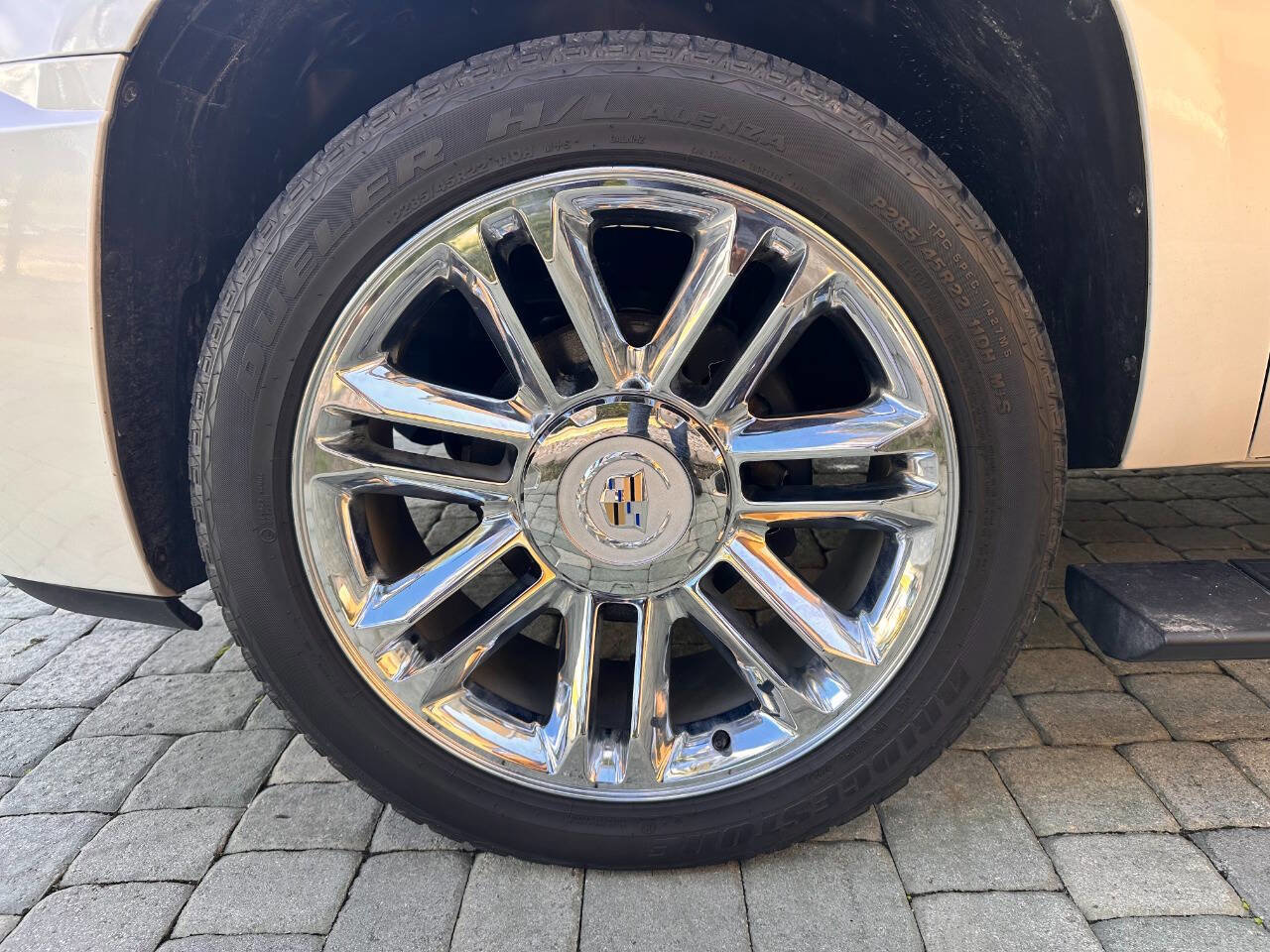 Used 2011 Cadillac Escalade Platinum image 35