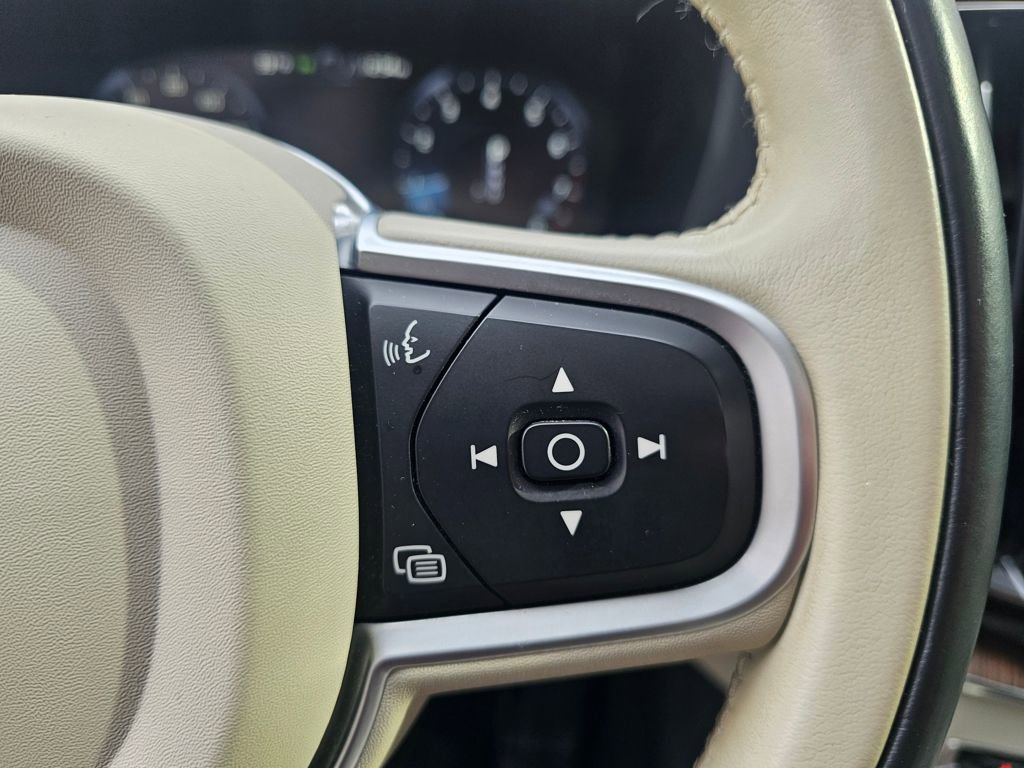 Used 2021 Volvo XC60 T5 Momentum image 21