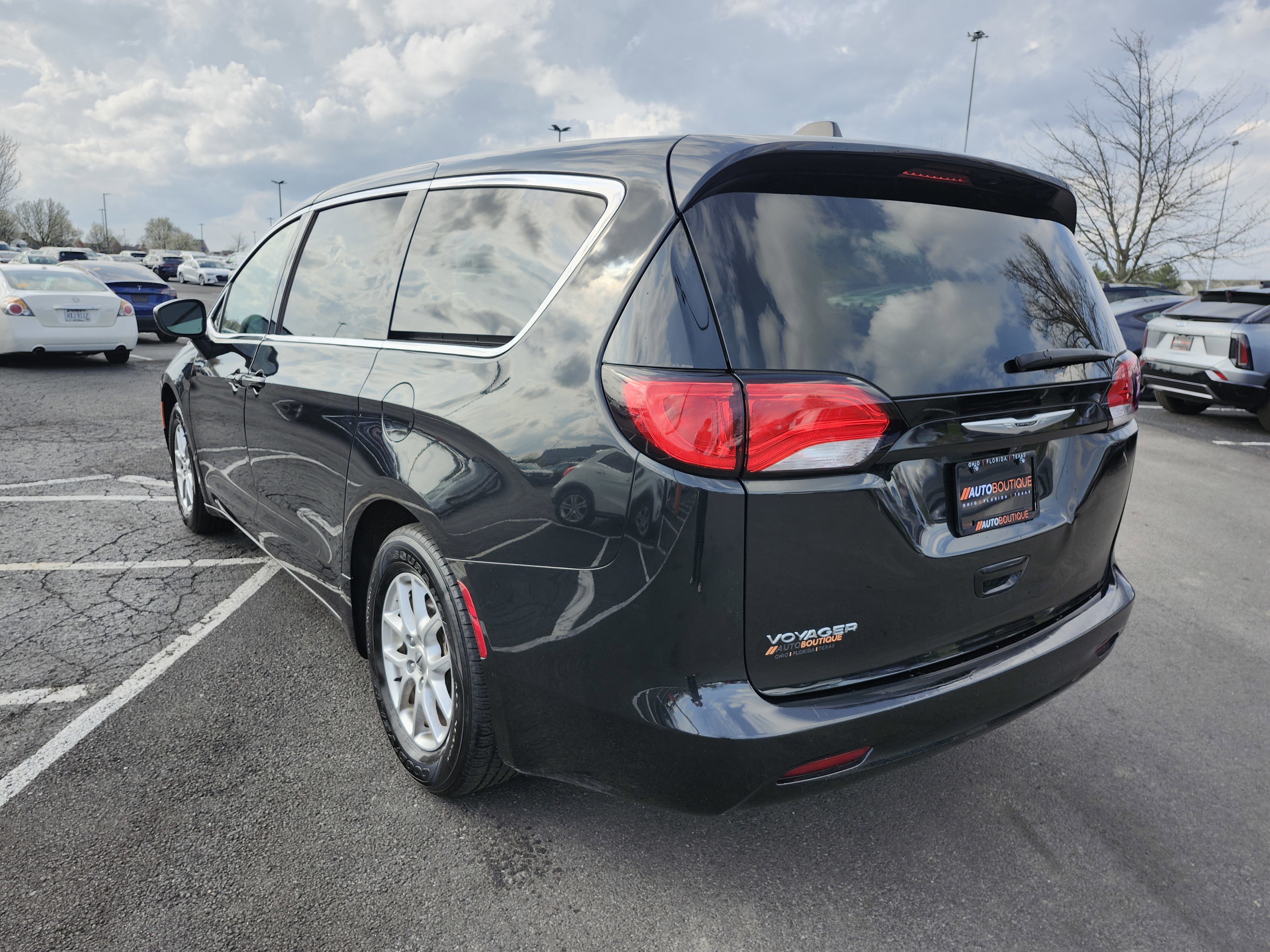 Used 2022 Chrysler Voyager LX image 8