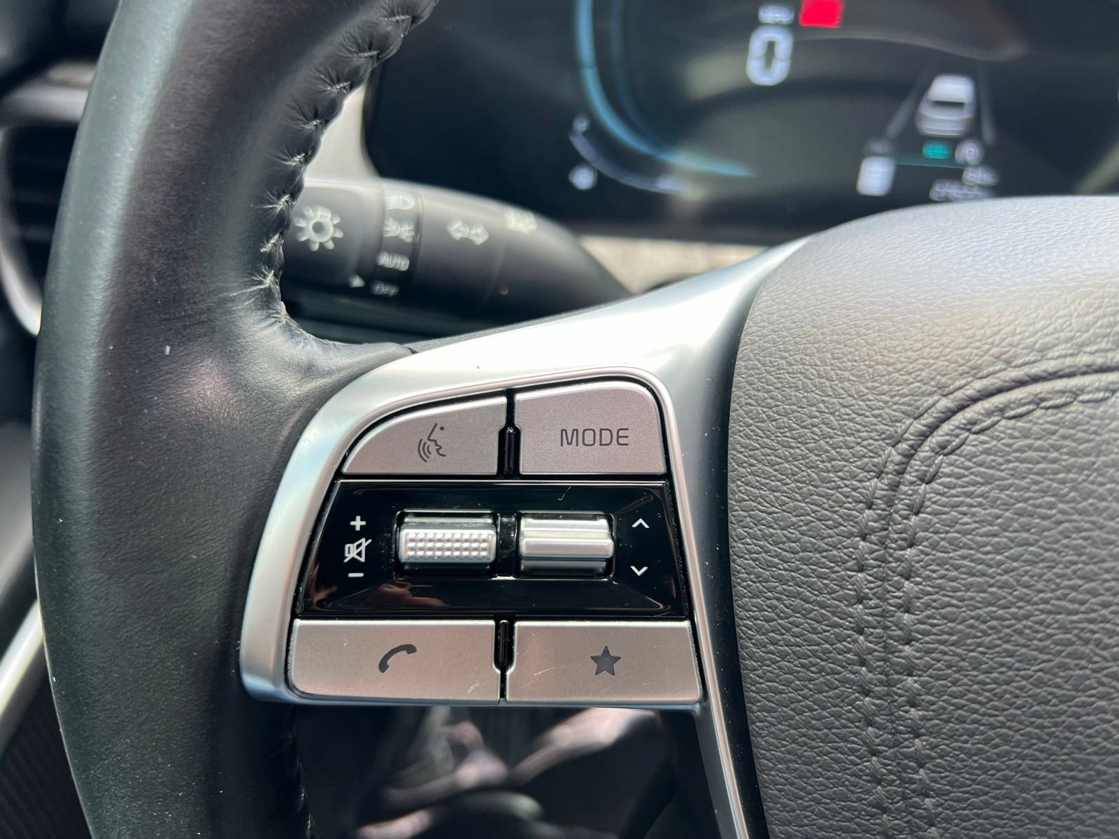Used 2025 Kia Telluride EX w/ EX Captain's Chair Package FWD image 38
