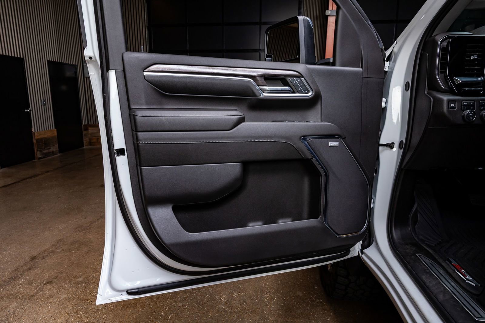 Used 2024 Chevrolet Silverado 2500 LTZ w/ LTZ Premium Package image 34