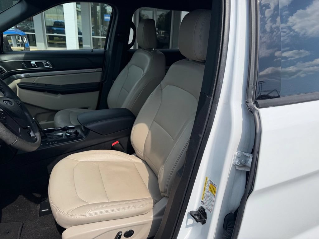 Used 2018 Ford Explorer XLT w/ Equipment Group 202A AWD/4WD image 10