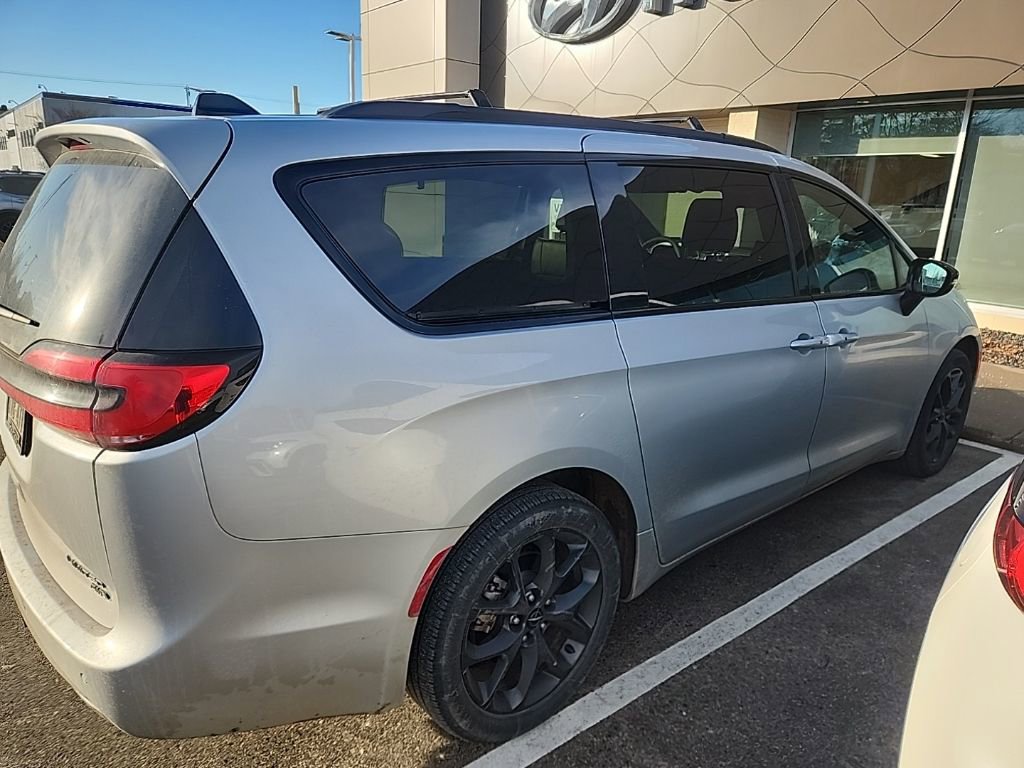 Used 2023 Chrysler Pacifica Limited w/ S Appearance Package image 5