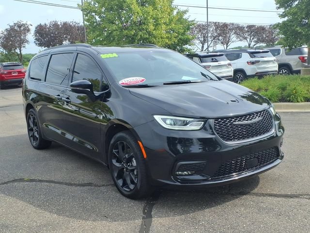 Certified 2024 Chrysler Pacifica Limited w/ S Appearance Package AWD/4WD image 3