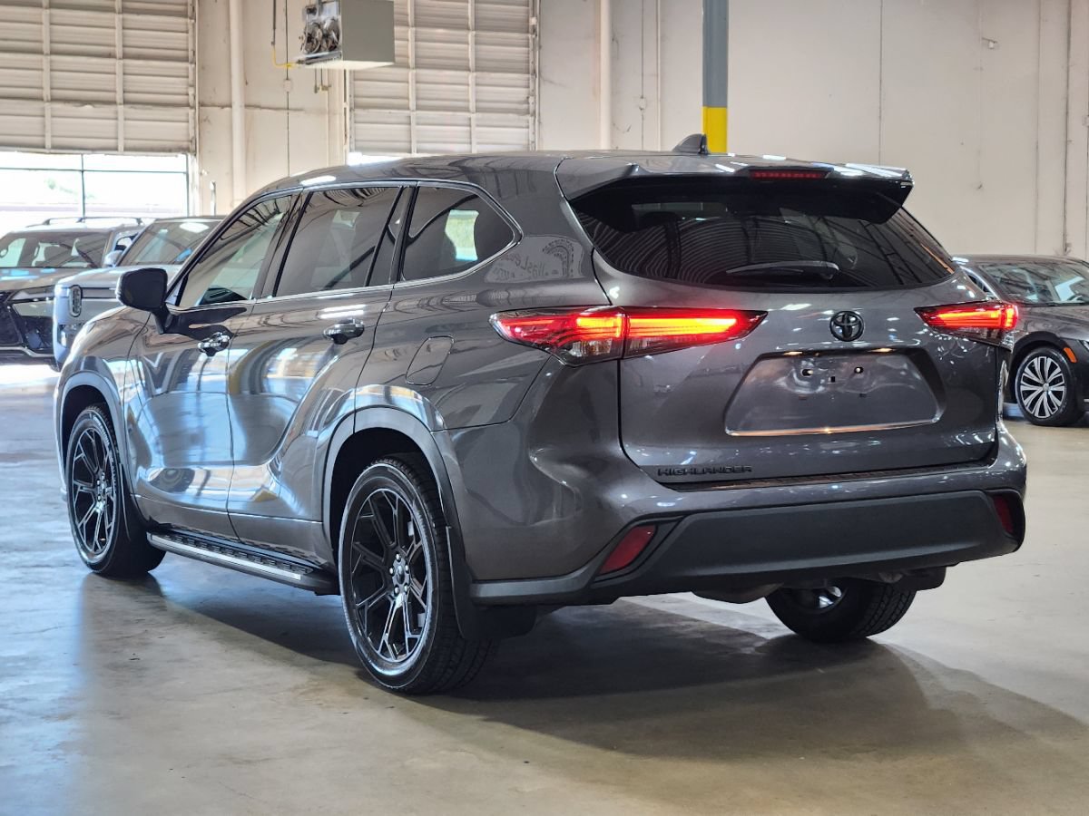 Used 2022 Toyota Highlander L FWD image 11