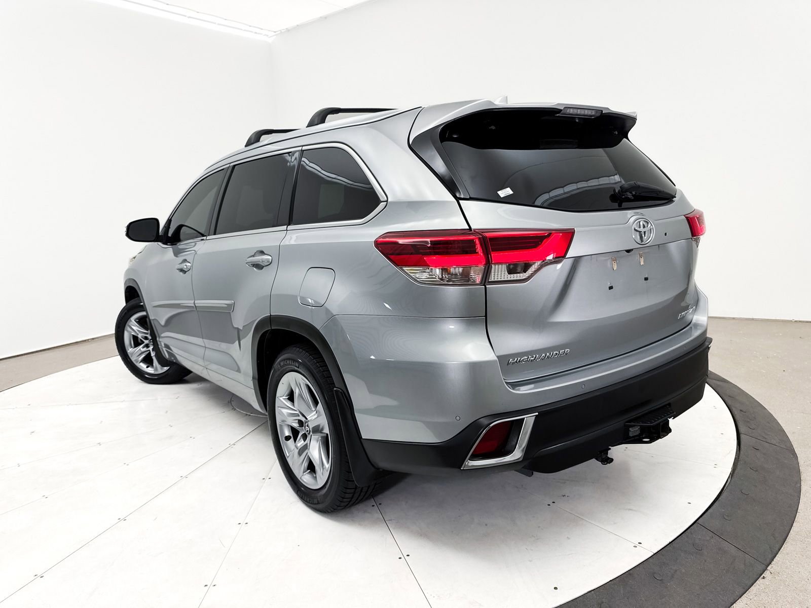 Used 2018 Toyota Highlander Limited AWD/4WD image 2