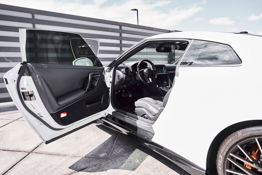 Used 2021 Nissan GT-R Premium image 33