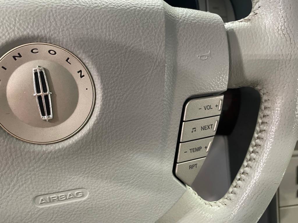 Used 2005 Lincoln Navigator Luxury AWD/4WD image 32