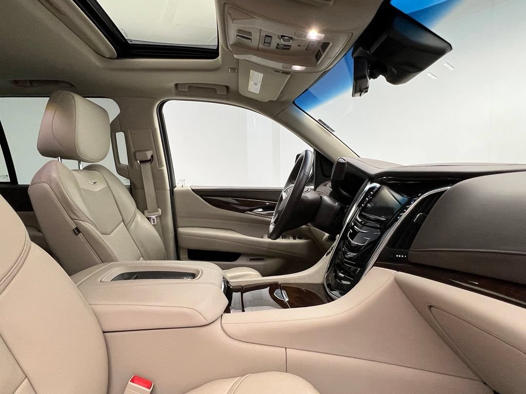 Used 2017 Cadillac Escalade Luxury AWD/4WD image 7