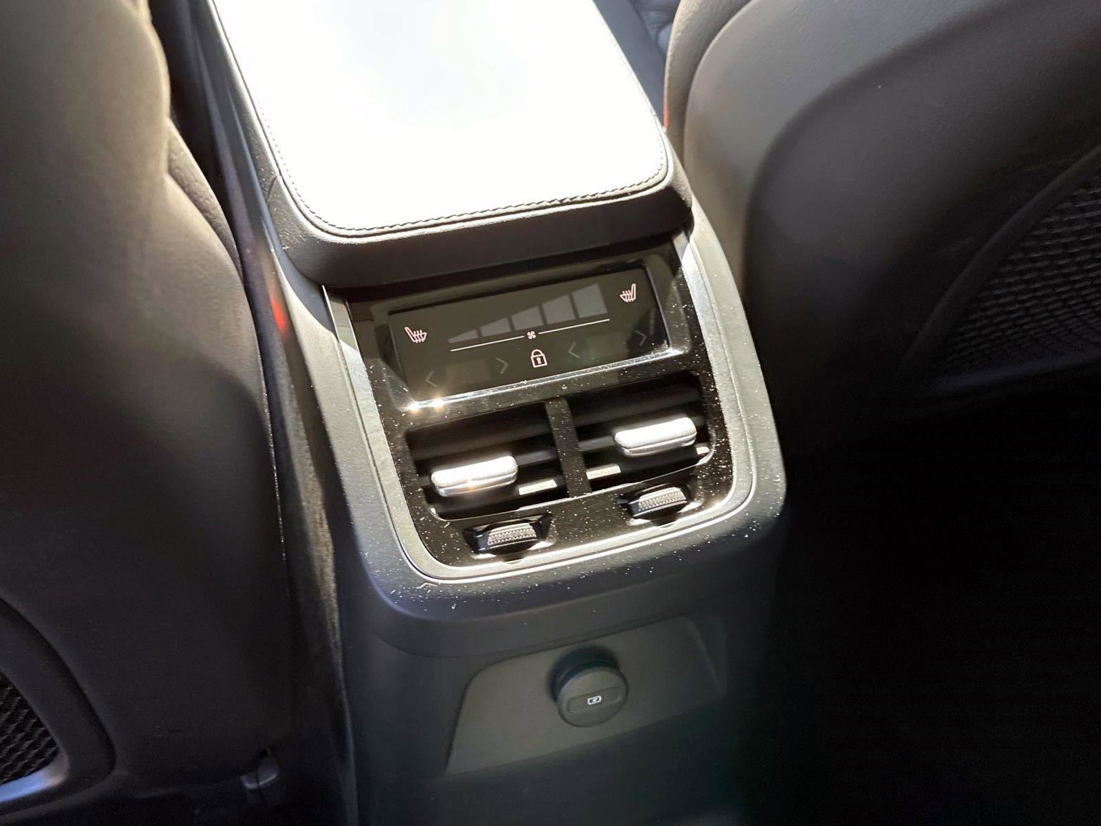 Certified 2024 Volvo XC90 T8 Plus w/ Protection Package Premier image 13