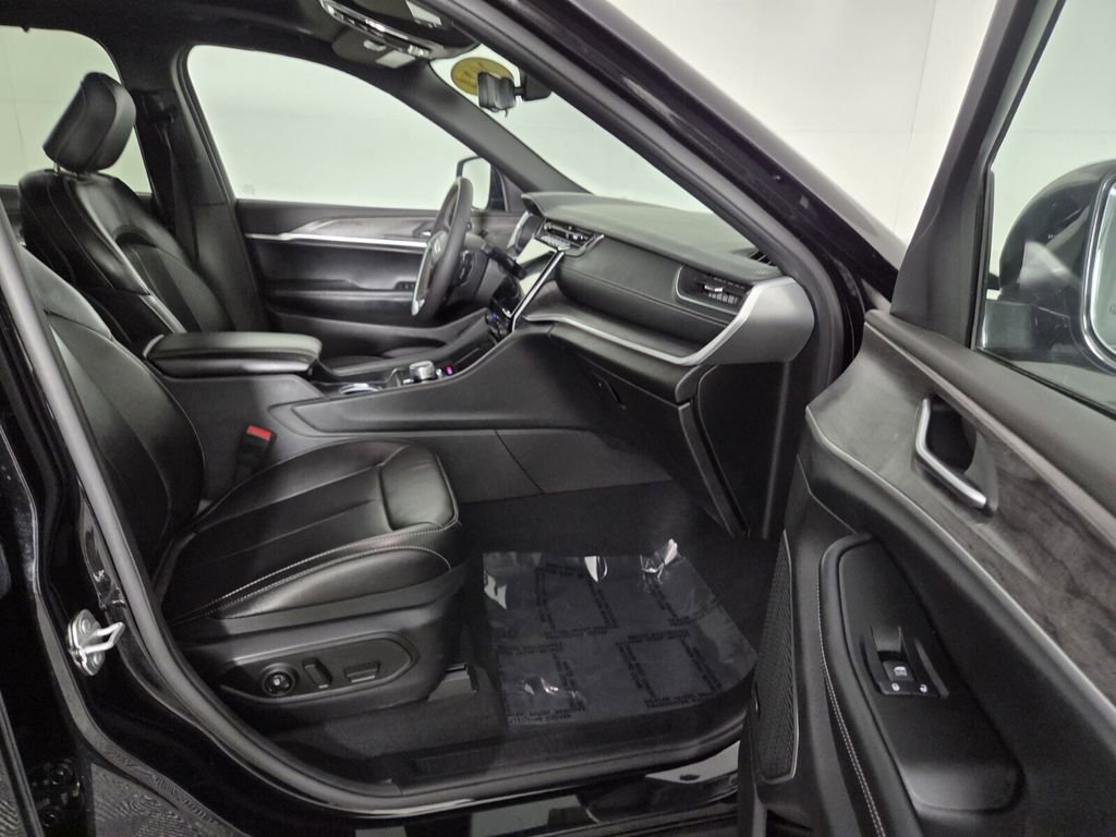 Certified 2024 Jeep Grand Cherokee L Limited w/ Luxury Tech Group II image 32