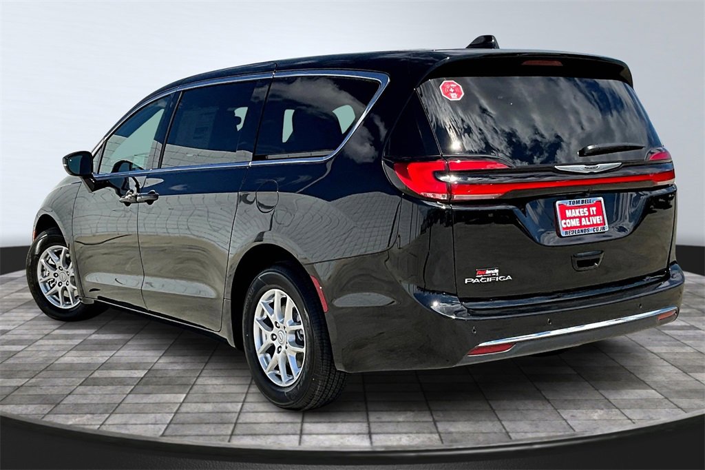 New 2026 Chrysler Pacifica Select image 3