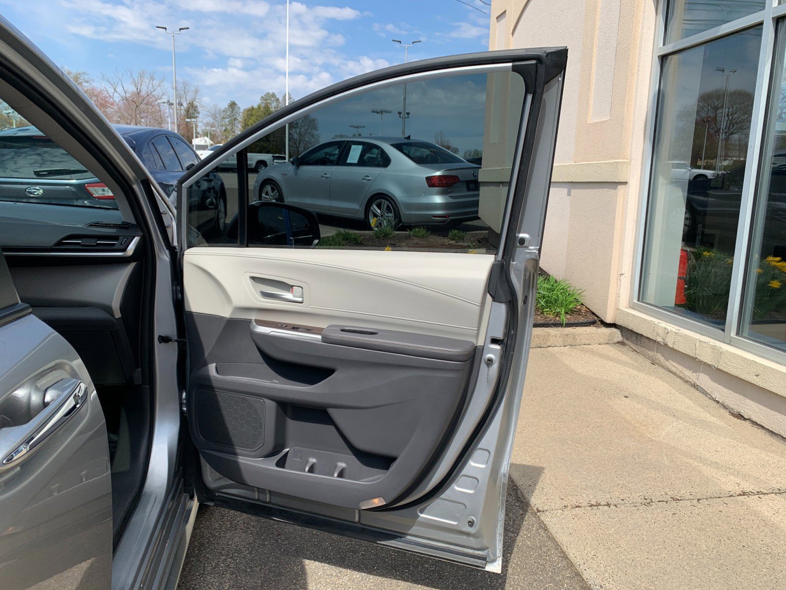 Used 2022 Toyota Sienna XLE AWD/4WD image 39