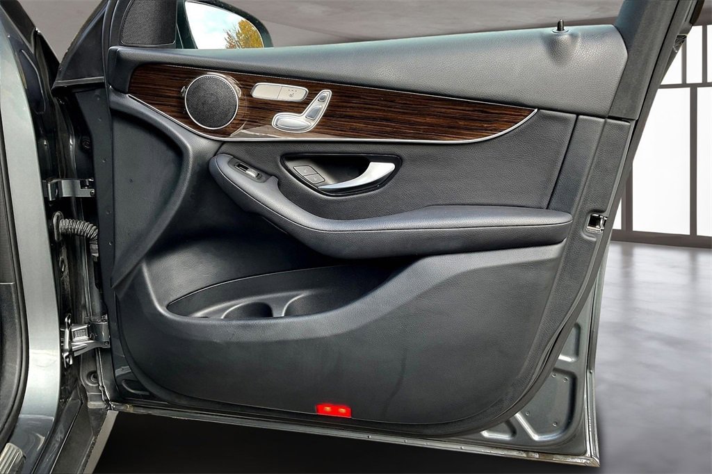 Used 2021 Mercedes-Benz GLC 300 4MATIC image 23