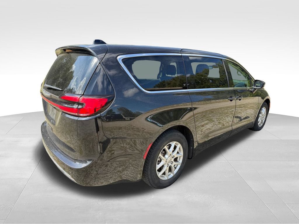Used 2023 Chrysler Pacifica Touring-L FWD image 6