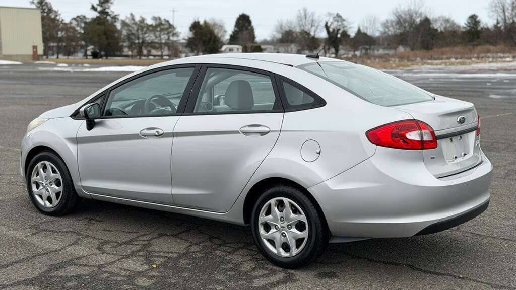 Used 2012 Ford Fiesta SE w/ Winter Pkg FWD image 5