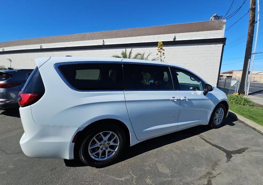 Used 2023 Chrysler Pacifica Touring-L FWD image 3