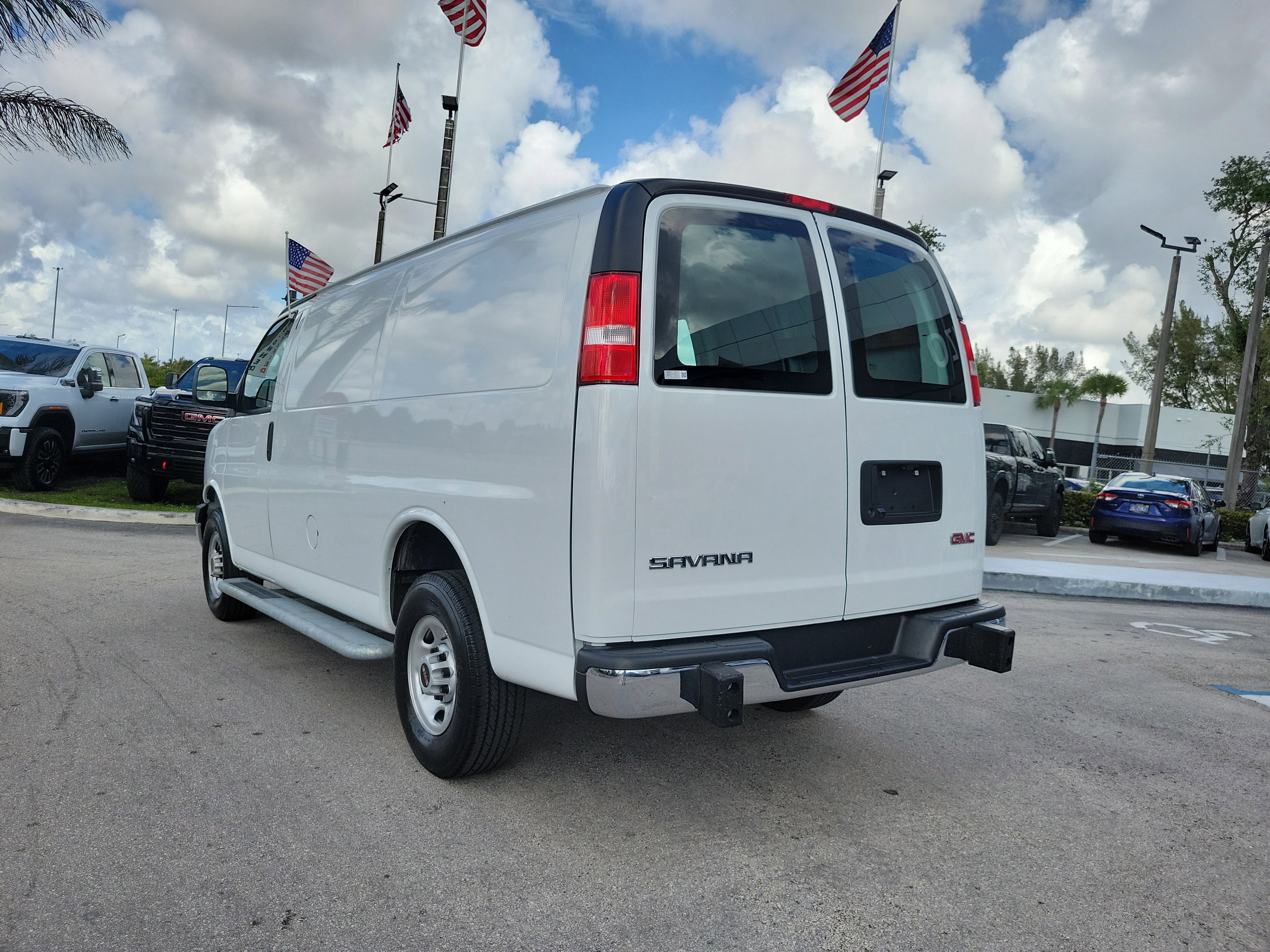 Used 2024 GMC Savana 2500 w/ Driver Convenience Package image 7