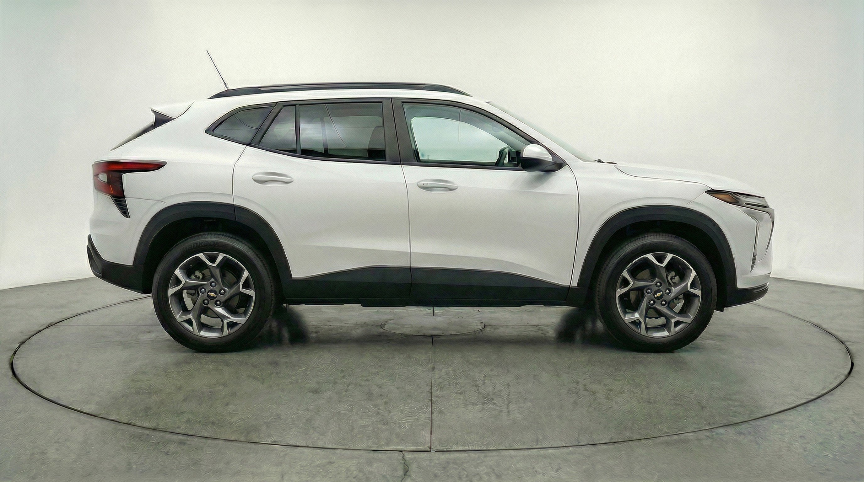 Used 2025 Chevrolet Trax LT FWD image 11