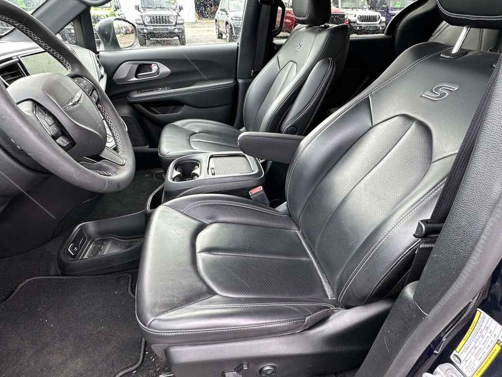 Used 2023 Chrysler Pacifica Touring-L w/ S Appearance Package FWD image 18
