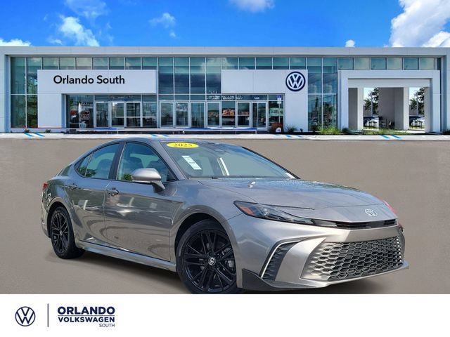 Used 2025 Toyota Camry SE FWD image 1