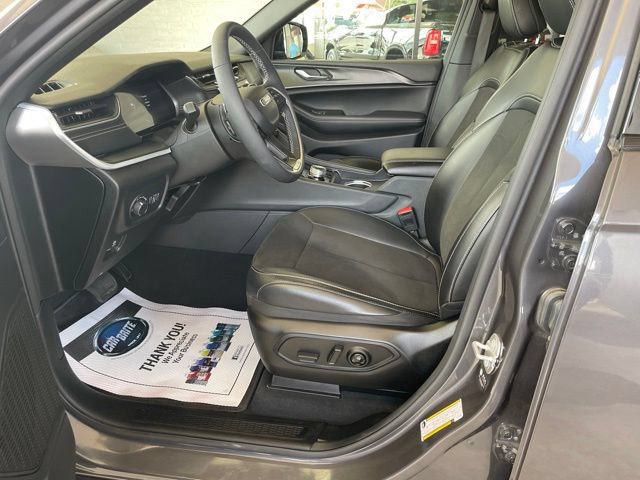 Used 2025 Jeep Grand Cherokee Altitude AWD/4WD image 13