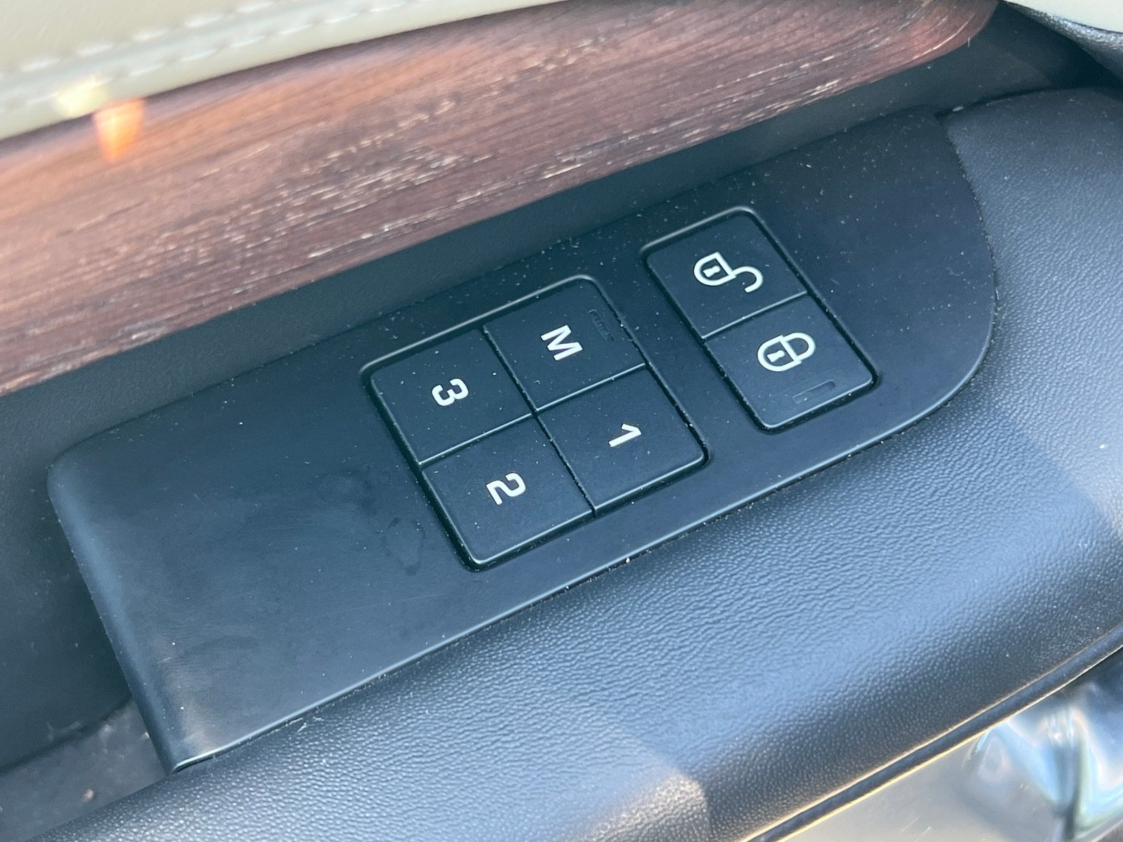 Used 2018 Land Rover Discovery HSE Luxury AWD/4WD image 18