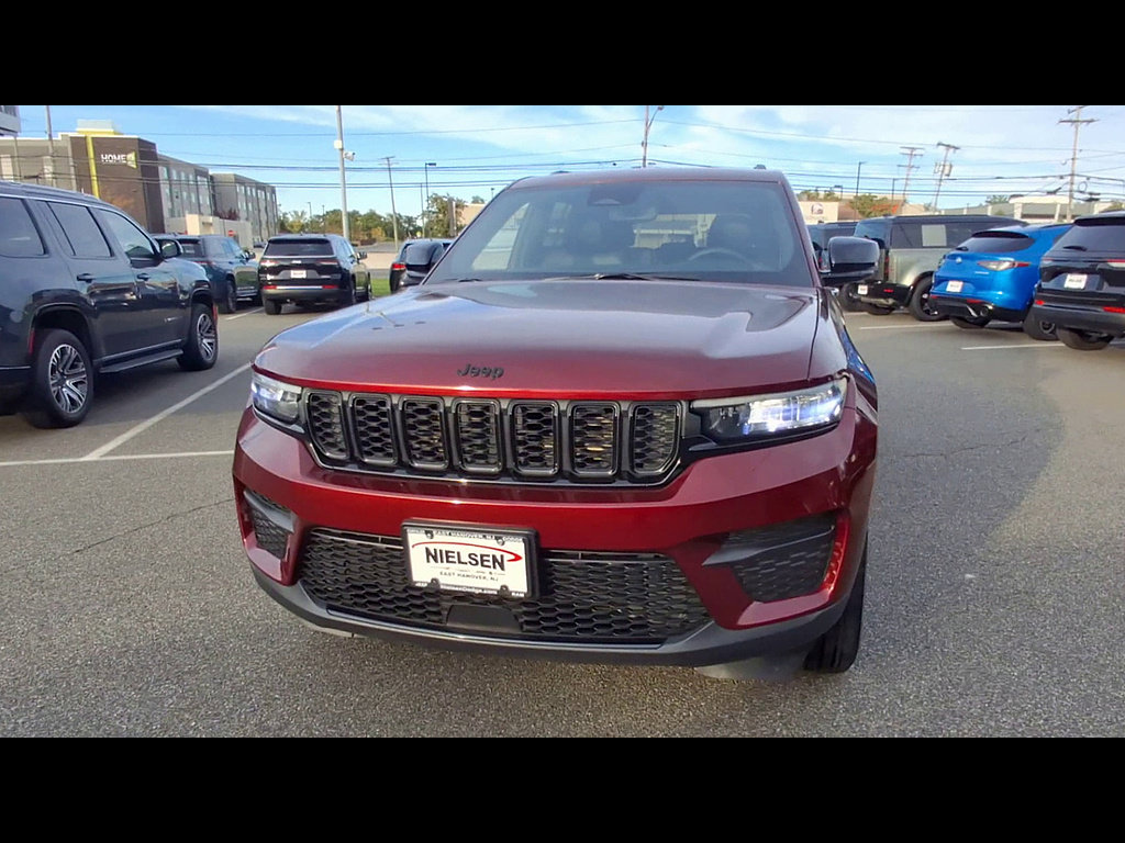 Used 2024 Jeep Grand Cherokee Altitude AWD/4WD image 3