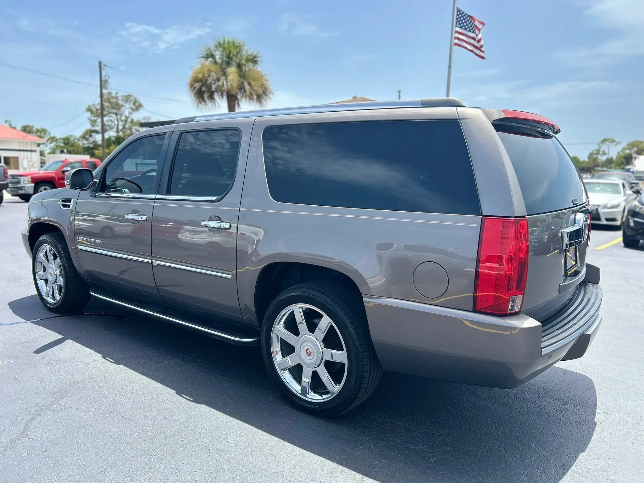 Used 2013 Cadillac Escalade ESV Luxury RWD image 10