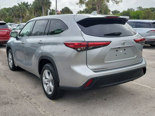 Used 2021 Toyota Highlander L FWD image 4