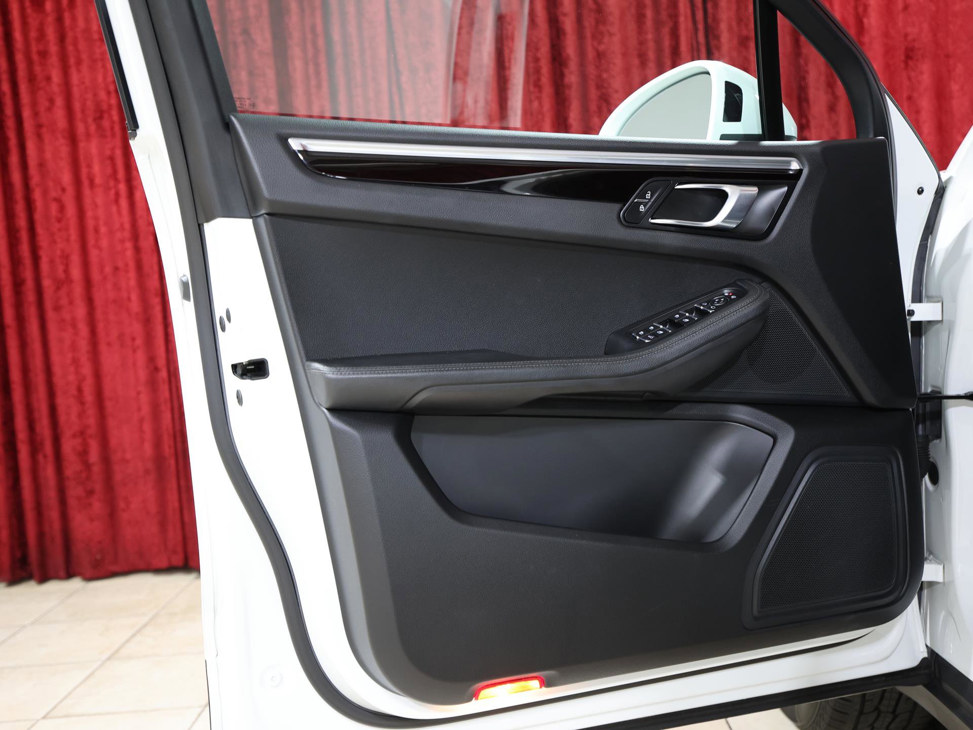 Used 2019 Porsche Macan image 11