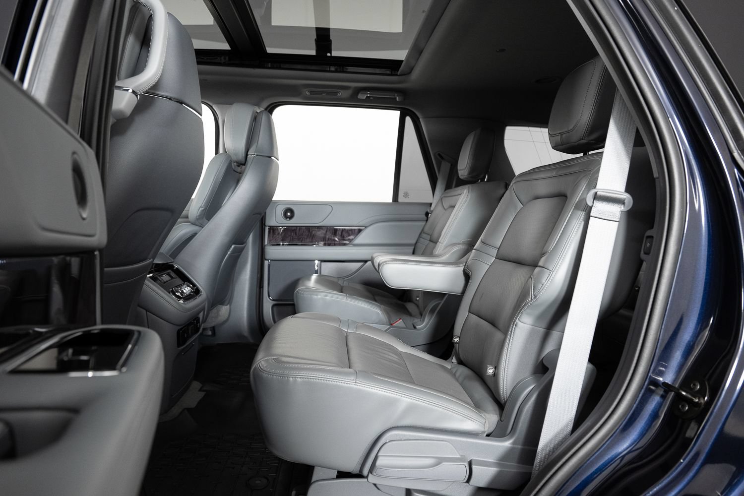Used 2021 Lincoln Navigator Reserve w/ Cargo Convenience Package AWD/4WD image 18