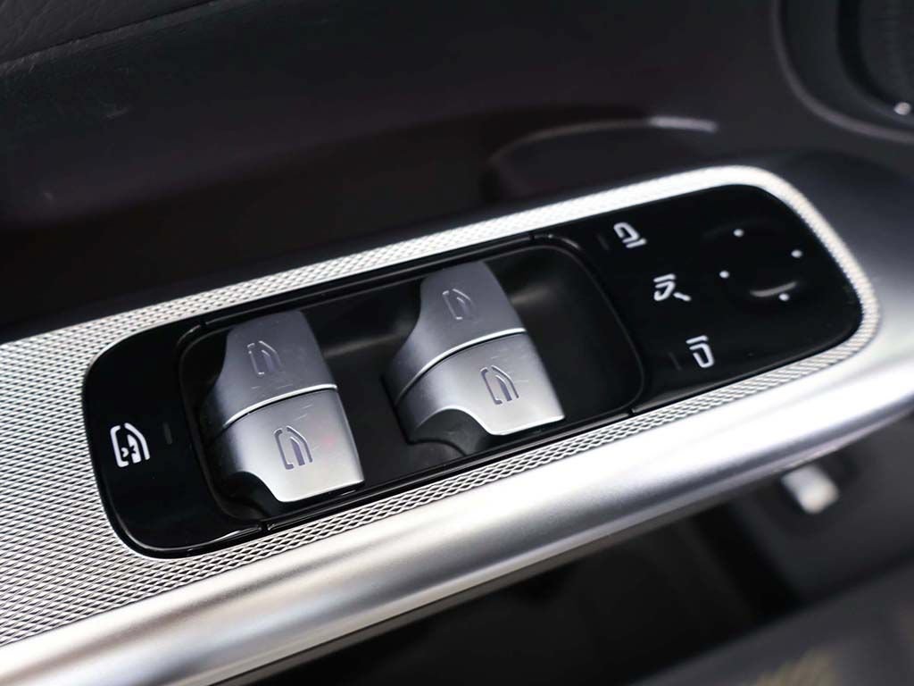 Used 2025 Mercedes-Benz GLC 300 4MATIC image 41