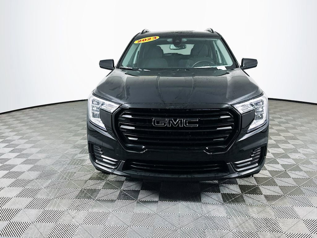 Used 2023 GMC Terrain SLE w/ Driver Convenience Package image 3