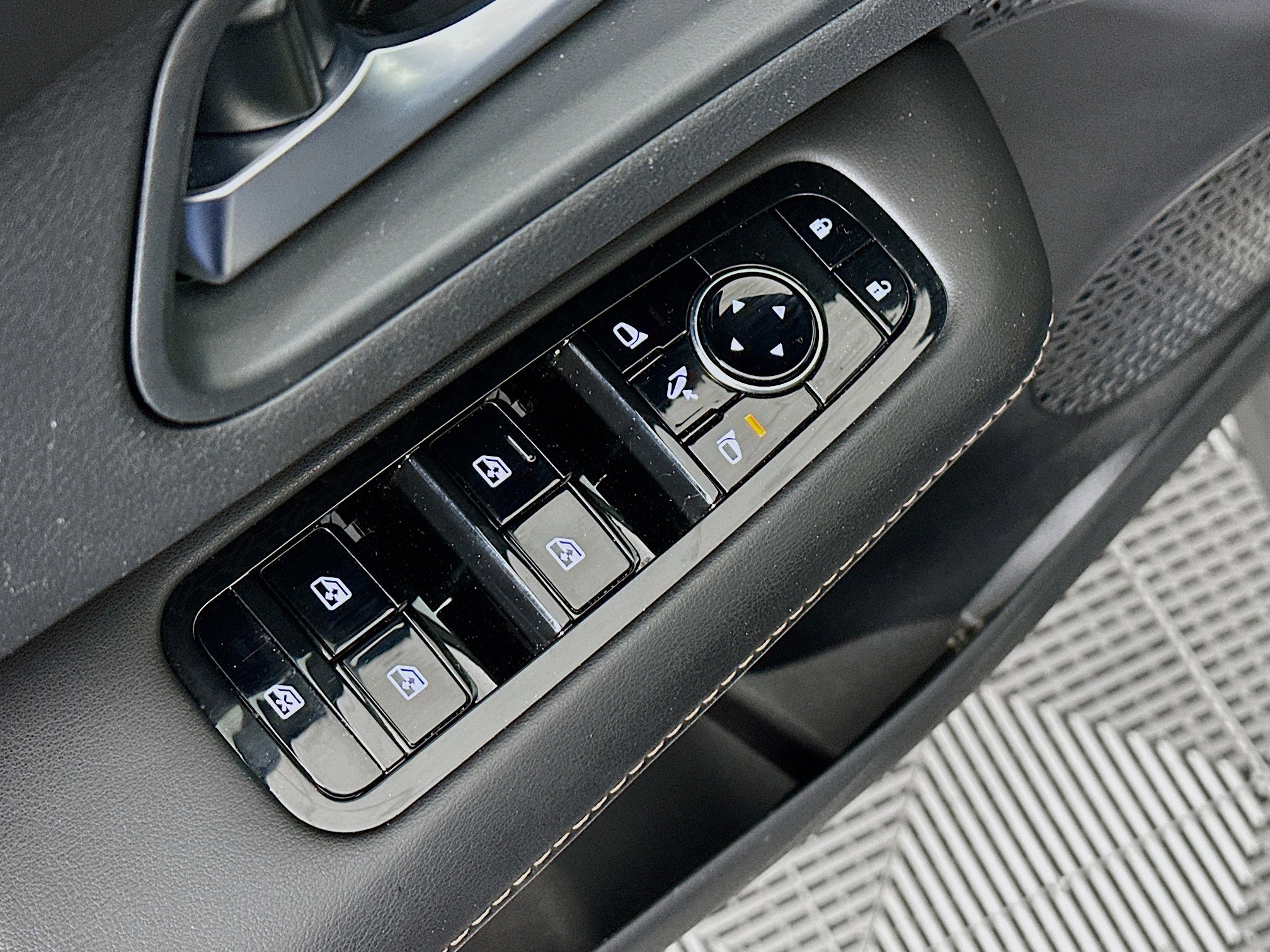 Used 2024 Nissan Ariya AWD image 15