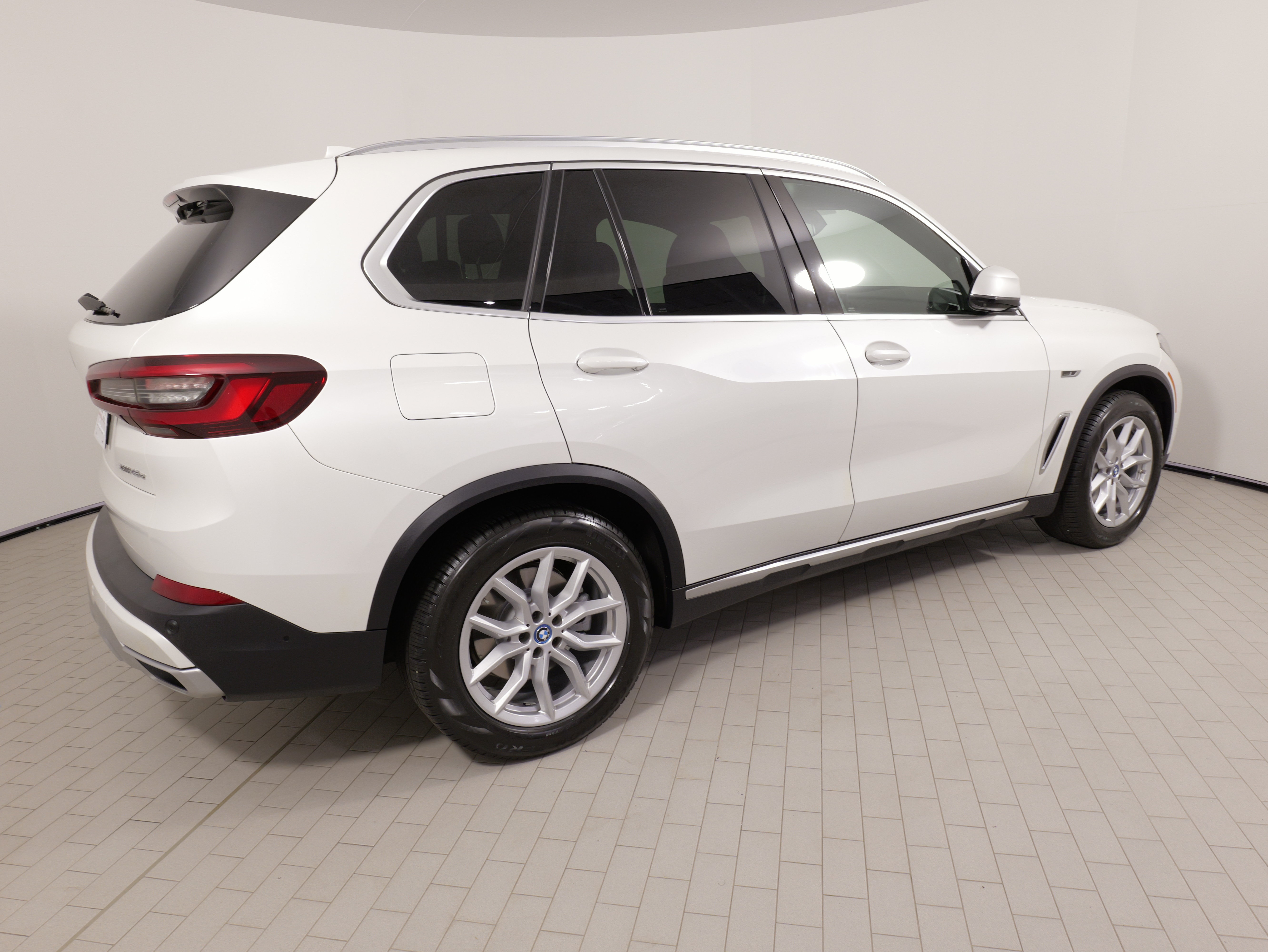 Used 2022 BMW X5 xDrive45e w/ Parking Assistance Package AWD/4WD image 12