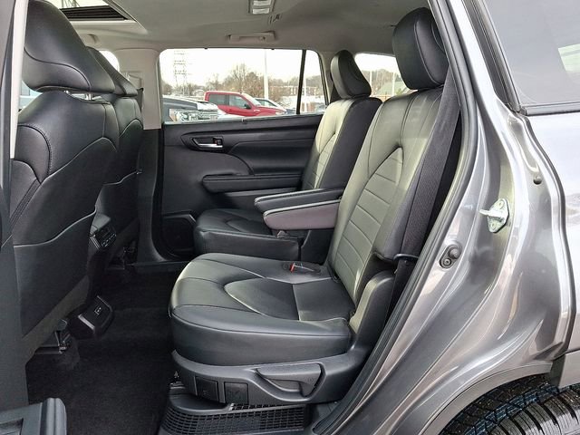 Used 2024 Toyota Highlander XLE image 11