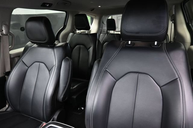 Used 2023 Chrysler Pacifica Touring-L FWD image 16