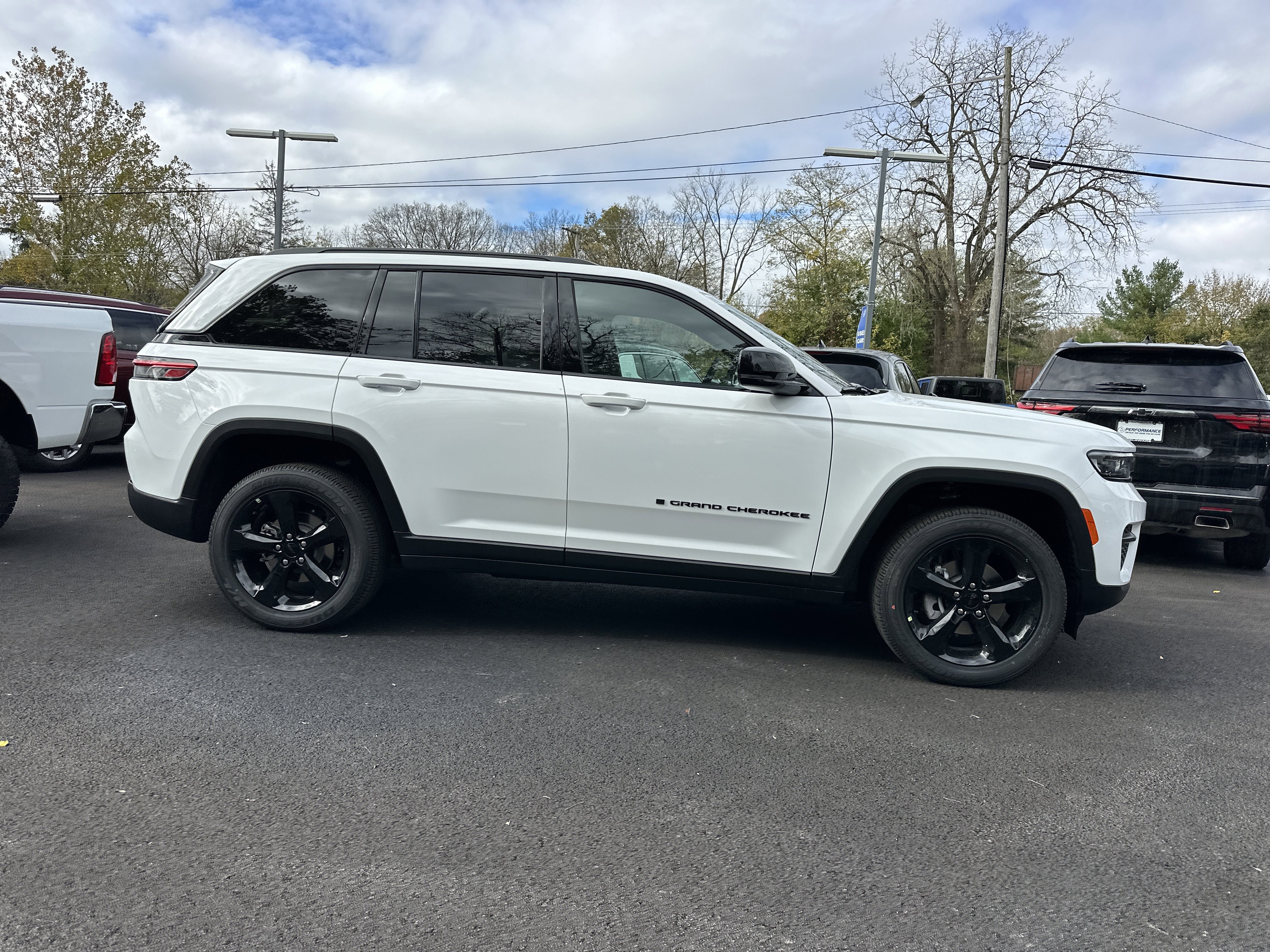 New 2025 Jeep Grand Cherokee Altitude image 18